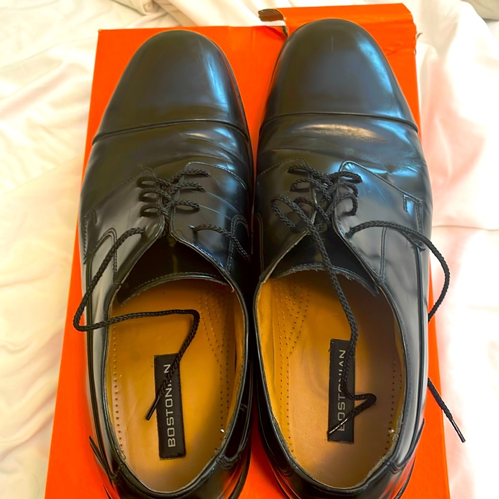 Men’s Bostonian leather dress shoes in black. Size 12 M. Very good condition.